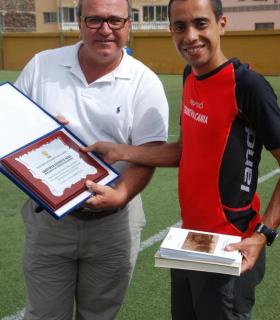 El primer teniente de Alcalde de la localidad, Nicolás Rodríguez reconoció la “importante hazaña lograda por el atleta, que no solo consigue así entrar en la historia del atletismo mundial, sino que al mismo tiempo promociona a nivel internacional · foto 2