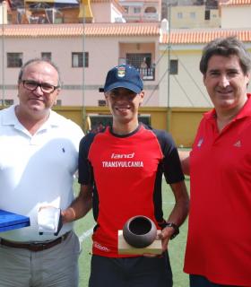 El primer teniente de Alcalde de la localidad, Nicolás Rodríguez reconoció la “importante hazaña lograda por el atleta, que no solo consigue así entrar en la historia del atletismo mundial, sino que al mismo tiempo promociona a nivel internacional · foto 3
