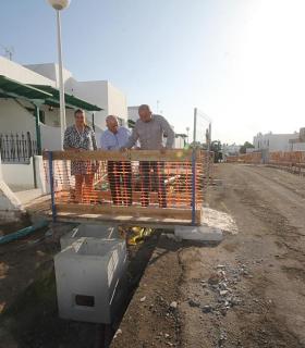 El Gobierno de Tías supervisa la buena marcha de las obras de la calle Princesa Ico en Puerto del Carmen. · foto 4
