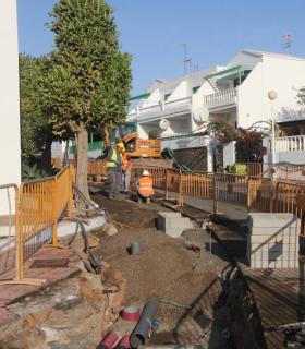El Gobierno de Tías supervisa la buena marcha de las obras de la calle Princesa Ico en Puerto del Carmen. · foto 1