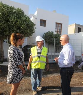 El Gobierno de Tías supervisa la buena marcha de las obras de la calle Princesa Ico en Puerto del Carmen. · foto 2