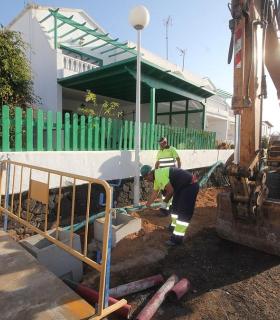 El Gobierno de Tías supervisa la buena marcha de las obras de la calle Princesa Ico en Puerto del Carmen. · foto 3