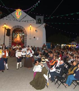 Cientos de vecinos de Machado y de todo el municipio participan en la ofrenda floral y de alimentos por el Día de la Virgen del Rosario. · foto 2