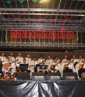 Cientos de vecinos de Machado y de todo el municipio participan en la ofrenda floral y de alimentos por el Día de la Virgen del Rosario. · foto 4