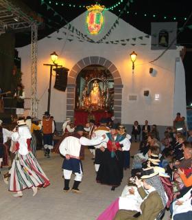 Cientos de vecinos de Machado y de todo el municipio participan en la ofrenda floral y de alimentos por el Día de la Virgen del Rosario. · foto 1
