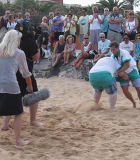 El famoso presentador de la BBC Mike Bushell protagoniza la promoción turística de Caleta de Fuste. · foto 1