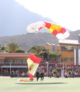 La jura de la Bandera para personal civil culmina en Adeje con la participación de casi 400 personas. · foto 6