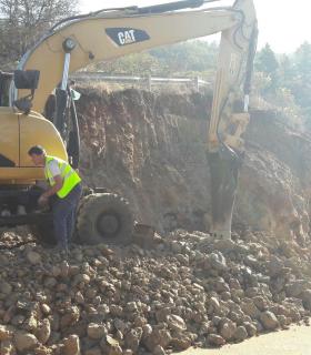 El Cabildo de La Palma trabaja en la mejora de la visibilidad en una curva de la LP-1 en el enlace con el Camino del Pinalejo, en Tijarafe. · foto 1