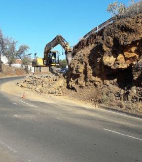 El Cabildo de La Palma trabaja en la mejora de la visibilidad en una curva de la LP-1 en el enlace con el Camino del Pinalejo, en Tijarafe. · foto 3