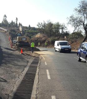 El Cabildo de La Palma trabaja en la mejora de la visibilidad en una curva de la LP-1 en el enlace con el Camino del Pinalejo, en Tijarafe. · foto 2