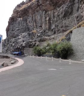 El Ayuntamiento de Tacoronte cierra preventivamente el acceso al embarcadero de Mesa del Mar por riesgo de desprendimientos. · foto 1