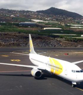 El aeropuerto de La Palma recibe el primer vuelo procedente de Suecia. · foto 3