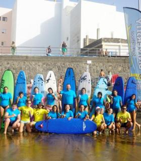 El Ayuntamiento de Las Palmas de G.C. facilita la práctica gratuita de surf a más de un centenar jóvenes del municipio. · foto 4