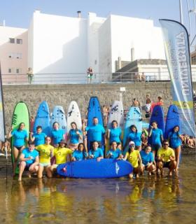 El Ayuntamiento de Las Palmas de G.C. facilita la práctica gratuita de surf a más de un centenar jóvenes del municipio. · foto 2