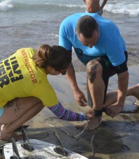 El Ayuntamiento de Las Palmas de G.C. facilita la práctica gratuita de surf a más de un centenar jóvenes del municipio. · foto 3