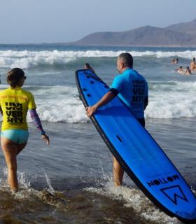El Ayuntamiento de Las Palmas de G.C. facilita la práctica gratuita de surf a más de un centenar jóvenes del municipio. · foto 1
