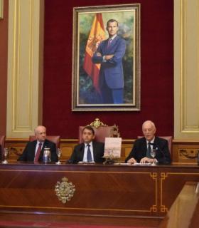 El Salón de Plenos del Ayuntamiento de Santa Cruz de Tenerife acoge la presentación del último libro del cronista Luis Cola Benítez. · foto 3
