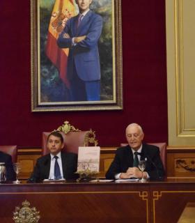 El Salón de Plenos del Ayuntamiento de Santa Cruz de Tenerife acoge la presentación del último libro del cronista Luis Cola Benítez. · foto 1
