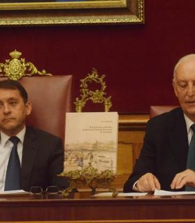 El Salón de Plenos del Ayuntamiento de Santa Cruz de Tenerife acoge la presentación del último libro del cronista Luis Cola Benítez. · foto 2