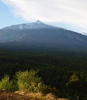 El Teide amanece con una capa fina de nieve. · foto 1