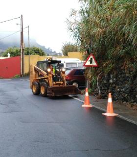 Cuadrillas municipales acondicionan las calles de El Rosario tras las pasadas lluvias. · foto 3