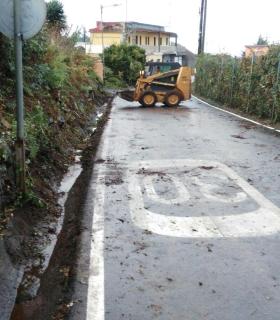 Cuadrillas municipales acondicionan las calles de El Rosario tras las pasadas lluvias. · foto 4