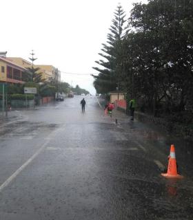 Cuadrillas municipales acondicionan las calles de El Rosario tras las pasadas lluvias. · foto 1