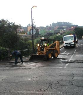 Cuadrillas municipales acondicionan las calles de El Rosario tras las pasadas lluvias. · foto 5