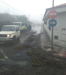 Cuadrillas municipales acondicionan las calles de El Rosario tras las pasadas lluvias. · foto 2