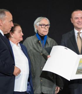 El Alcalde Augusto Hidalgo inaugura un mural de Pepe Dámaso en el Hotel Santa Catalina. · foto 2
