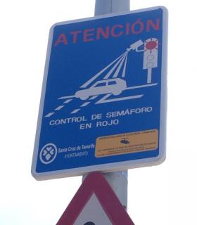El foto-rojo de Miramar (Santa Cruz de Tenerife) para control de tráfico entra mañana en funcionamiento. · foto 1