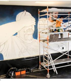 El artista urbano "Sabotaje al Montaje" pinta un mural dentro de la iniciativa "Grafitis Cervantinos" de la ULL. · foto 1