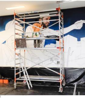 El artista urbano "Sabotaje al Montaje" pinta un mural dentro de la iniciativa "Grafitis Cervantinos" de la ULL. · foto 3