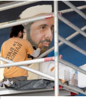 El artista urbano "Sabotaje al Montaje" pinta un mural dentro de la iniciativa "Grafitis Cervantinos" de la ULL. · foto 2