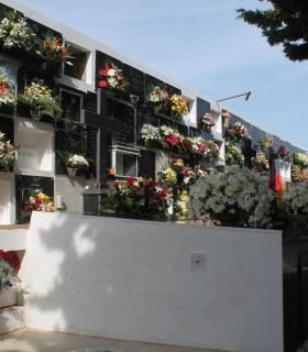 Vecinos anónimos decoran con flores y coronas las lápidas sin nombre del cementerio de Antigua. · foto 3