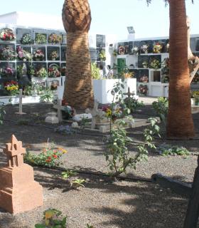 Vecinos anónimos decoran con flores y coronas las lápidas sin nombre del cementerio de Antigua. · foto 4