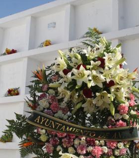 Vecinos anónimos decoran con flores y coronas las lápidas sin nombre del cementerio de Antigua. · foto 1