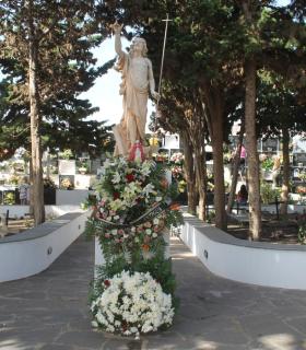 Vecinos anónimos decoran con flores y coronas las lápidas sin nombre del cementerio de Antigua. · foto 2