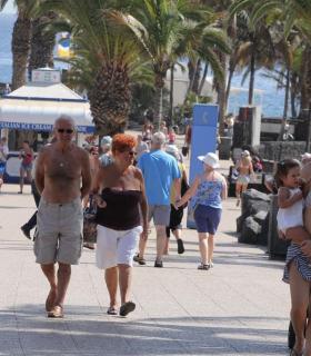 Puerto del Carmen (Tías) atrae a cientos de cruceristas cada semana. · foto 2