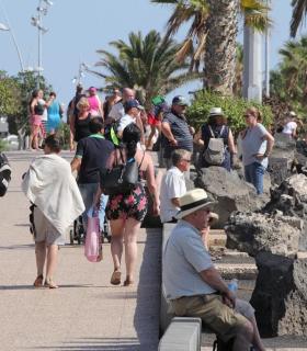 Puerto del Carmen (Tías) atrae a cientos de cruceristas cada semana. · foto 1