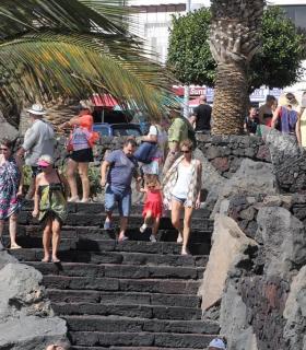 Puerto del Carmen (Tías) atrae a cientos de cruceristas cada semana. · foto 4