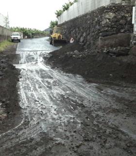 El Cabildo de La Palma trabaja para limpiar dos vías insulares en las que se registraron desprendimientos durante la noche. · foto 5