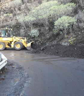 El Cabildo de La Palma trabaja para limpiar dos vías insulares en las que se registraron desprendimientos durante la noche. · foto 2