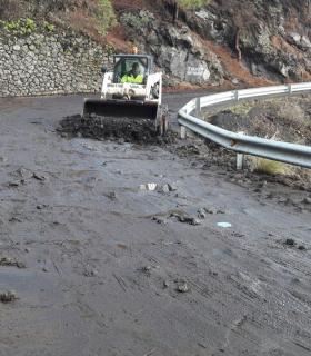 El Cabildo de La Palma trabaja para limpiar dos vías insulares en las que se registraron desprendimientos durante la noche. · foto 3