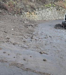 El Cabildo de La Palma trabaja para limpiar dos vías insulares en las que se registraron desprendimientos durante la noche. · foto 4