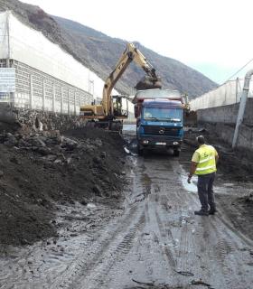 El Cabildo de La Palma trabaja para limpiar dos vías insulares en las que se registraron desprendimientos durante la noche. · foto 1