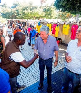 El Ayuntamiento de Las Palmas de G.C. distribuye 15.000 bolsas de papel reutilizables entre los vendedores del Rastro Municipal. · foto 1