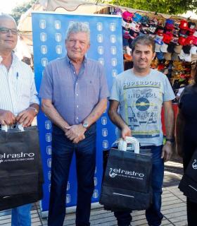 El Ayuntamiento de Las Palmas de G.C. distribuye 15.000 bolsas de papel reutilizables entre los vendedores del Rastro Municipal. · foto 3