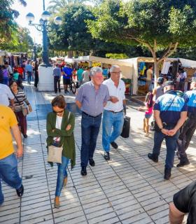 El Ayuntamiento de Las Palmas de G.C. distribuye 15.000 bolsas de papel reutilizables entre los vendedores del Rastro Municipal. · foto 2