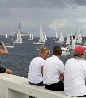 La ciudad de Las Palmas de G.C. despide desde la Avenida Marítima a los más de 70 veleros de la regata ARC Plus. · foto 4